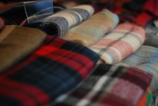 10 raisons d'adopter le plaid pour un style chaleureux