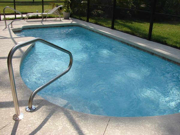Comment choisir une échelle de piscine confortable et sécuritaire ?